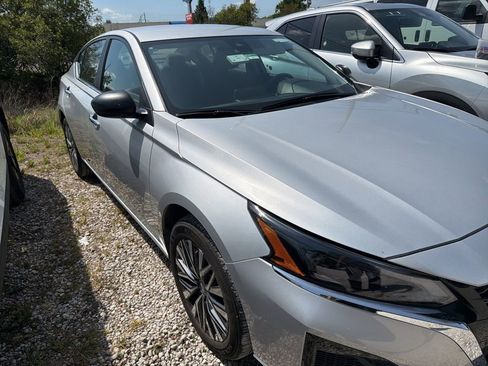 Used 2025 Nissan Altima 2.5 SV AWD/4WD image 9