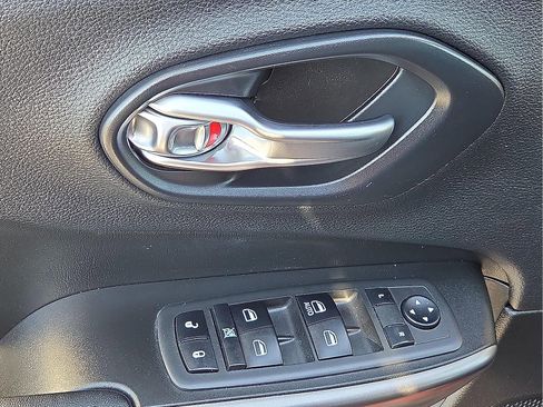 Used 2019 Jeep Cherokee Latitude w/ Popular Appearance Group image 13