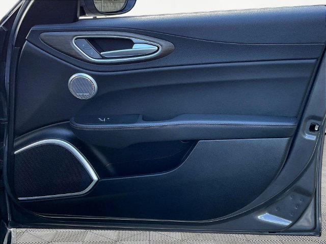 Used 2019 Alfa Romeo Giulia Ti AWD/4WD image 29