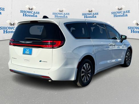 Used 2024 Chrysler Pacifica Select image 8