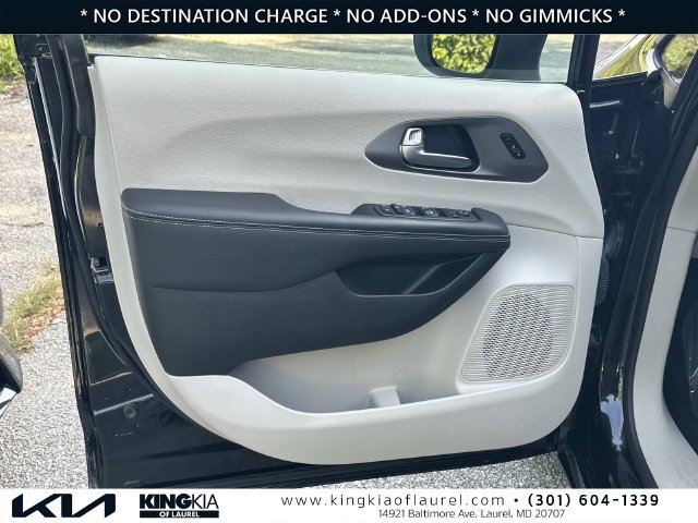 Used 2023 Chrysler Pacifica Touring-L FWD image 19