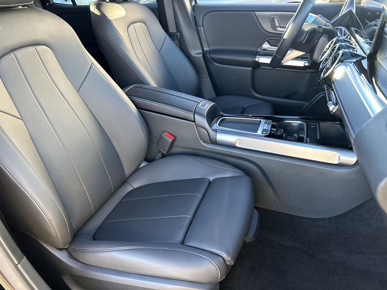Used 2025 Mercedes-Benz GLB 250 image 7
