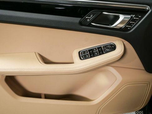 Used 2026 Porsche Macan AWD/4WD image 6