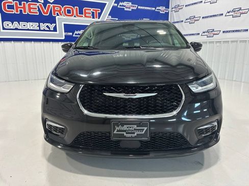 Used 2023 Chrysler Pacifica Touring-L FWD image 9