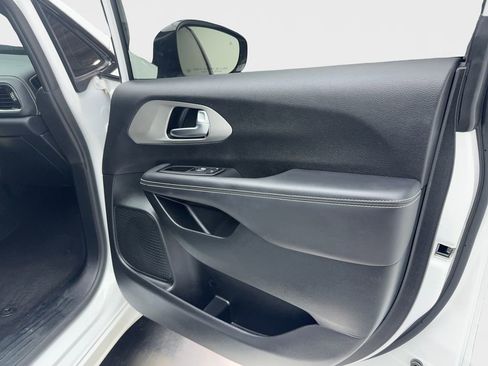 Used 2023 Chrysler Pacifica Limited w/ S Appearance Package FWD image 34