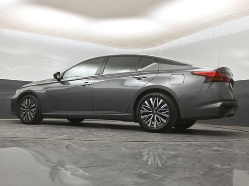 Used 2025 Nissan Altima 2.5 SV FWD image 13