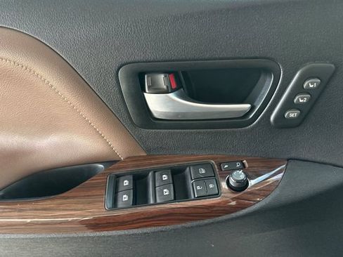 Used 2016 Toyota Sienna Limited FWD image 13
