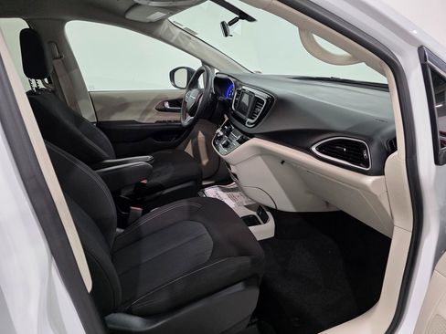 Used 2022 Chrysler Voyager LX image 25