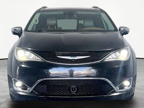Used 2017 Chrysler Pacifica Limited w/ UConnect Theater Package FWD image 3
