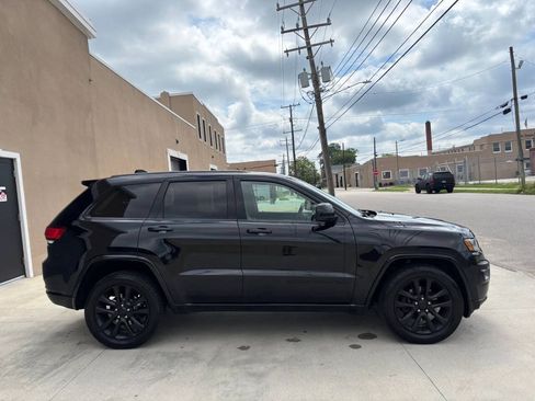 Used 2018 Jeep Grand Cherokee Altitude AWD/4WD image 7