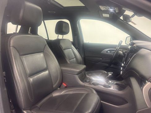 Used 2022 Chevrolet Traverse LT w/ LT Premium Package image 13