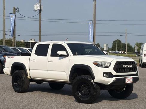 Used 2019 Toyota Tacoma TRD Off-Road AWD/4WD image 10