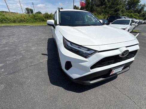 Used 2025 Toyota RAV4 XLE FWD image 28