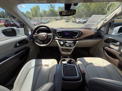 Used 2017 Chrysler Pacifica Touring-L Plus FWD image 17