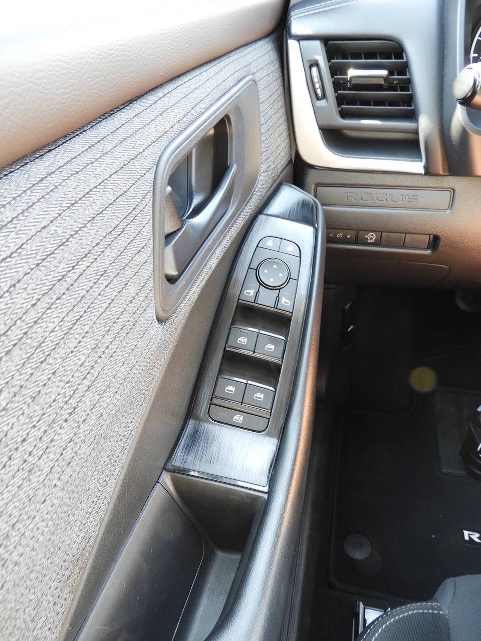 Used 2023 Nissan Rogue S AWD/4WD image 16