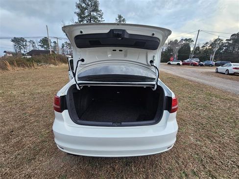 Used 2017 Volkswagen Jetta SE image 24