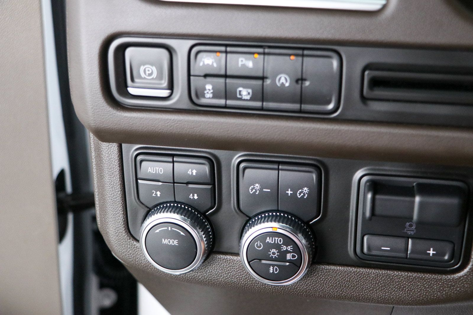 Used 2023 GMC Yukon SLT w/ SLT Premium Package AWD/4WD image 24