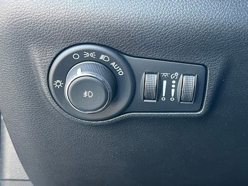 Used 2025 Jeep Compass Latitude AWD/4WD image 19