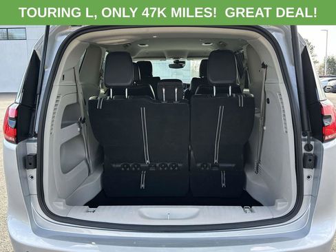 Used 2024 Chrysler Pacifica Touring-L FWD image 9