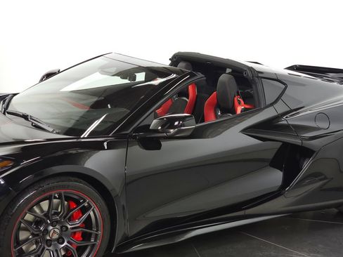 Used 2025 Chevrolet Corvette Z06 w/ Stealth Interior Trim Package RWD image 17