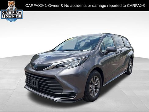 Used 2023 Toyota Sienna LE AWD/4WD image 1