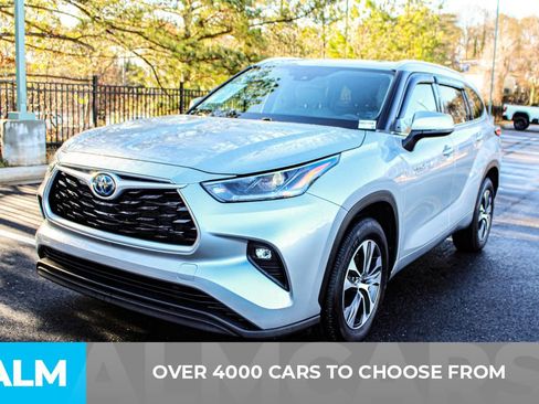 Used 2021 Toyota Highlander XLE image 3