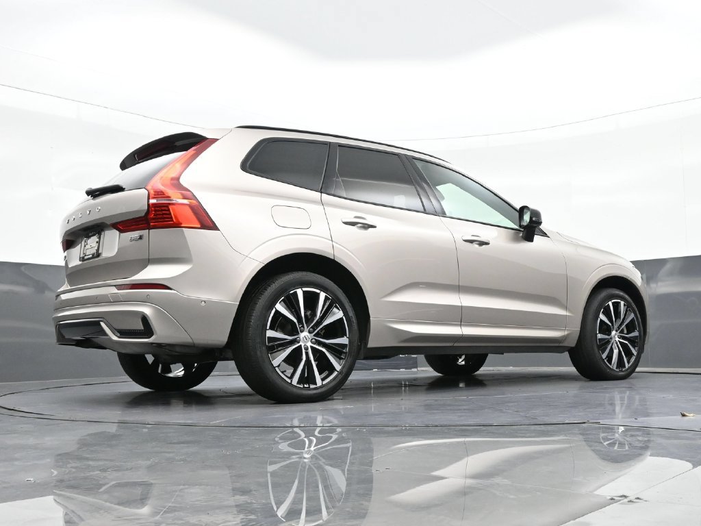 Certified 2024 Volvo XC60 B5 Plus AWD/4WD image 33