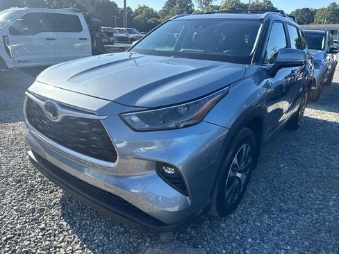 Used 2023 Toyota Highlander XLE AWD/4WD image 1