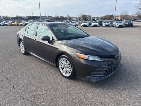 Used 2018 Toyota Camry XLE image 7