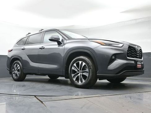 Certified 2024 Toyota Highlander XLE AWD/4WD image 38