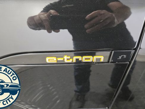 Used 2021 Audi e-tron Premium w/ Convenience Plus Package AWD/4WD image 27
