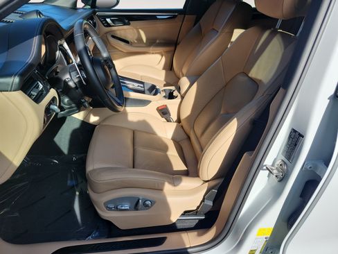 Used 2024 Porsche Macan AWD/4WD image 9