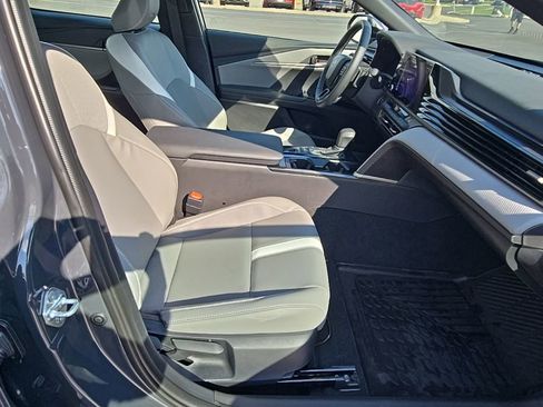 Used 2025 Toyota Camry SE image 31