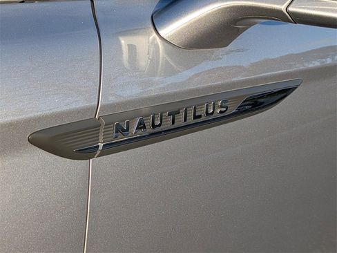 Used 2022 Lincoln Nautilus Reserve image 10