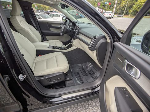Used 2023 Volvo XC40 B5 Plus w/ Protection Package Premier AWD/4WD image 12