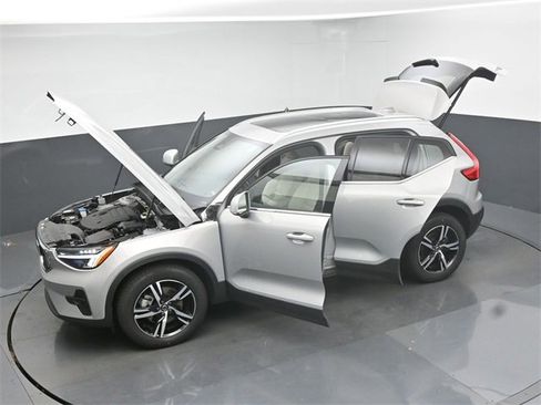 Used 2023 Volvo XC40 B5 Plus image 49