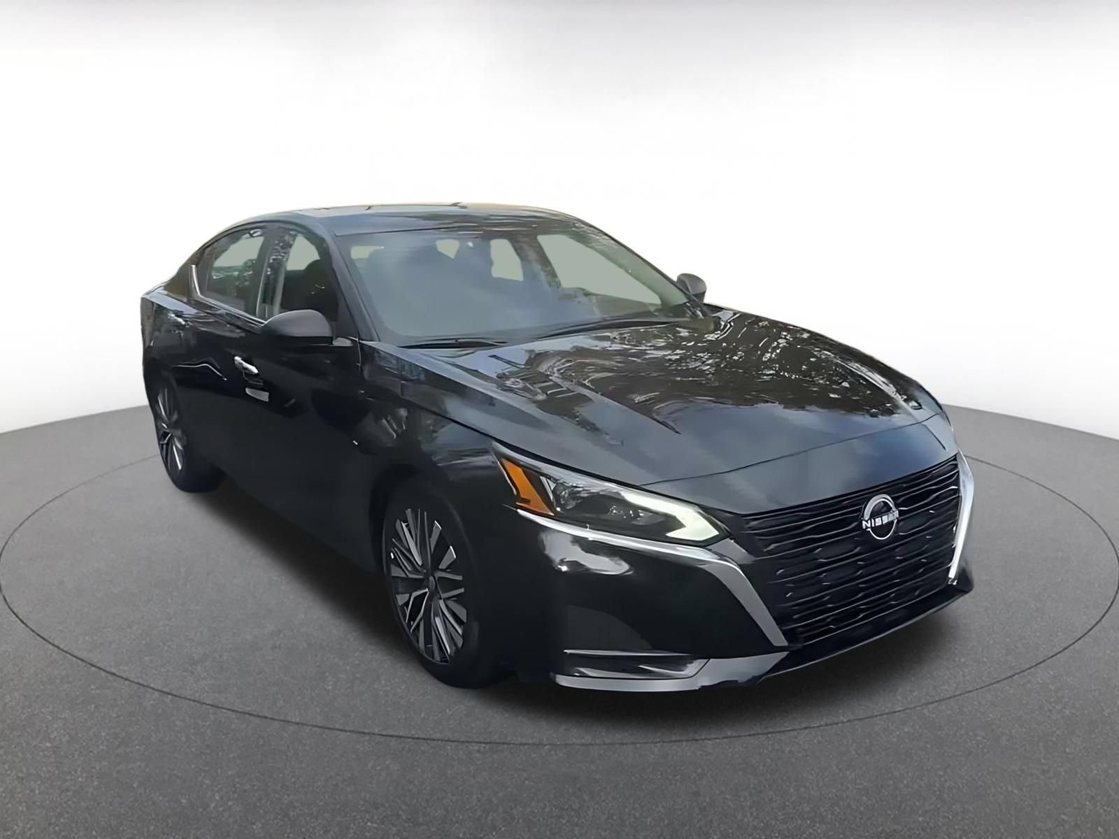 Used 2025 Nissan Altima 2.5 SV FWD image 3