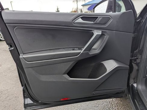 Used 2020 Volkswagen Tiguan SE w/ Panoramic Sunroof Package image 10