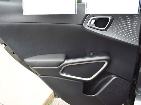 Used 2025 Kia Soul LX w/ LX Technology Package FWD image 28
