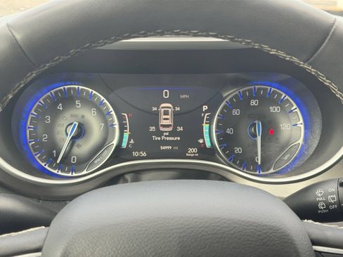 Used 2024 Chrysler Pacifica Touring-L FWD image 35