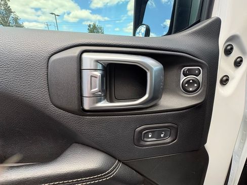 Used 2018 Jeep Wrangler Unlimited Sahara AWD/4WD image 14