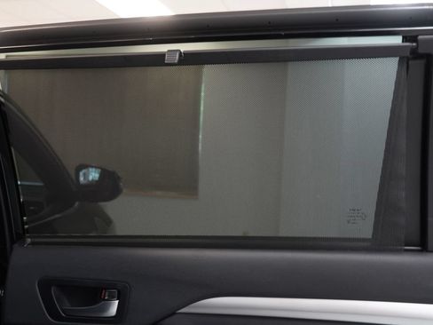 Used 2019 Toyota Highlander XLE AWD/4WD image 33