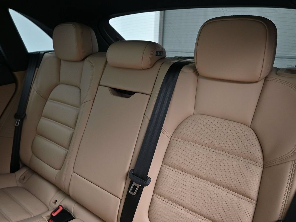 Certified 2026 Porsche Macan AWD/4WD image 6