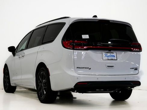 New 2026 Chrysler Pacifica Limited w/ S Appearance Package image 9