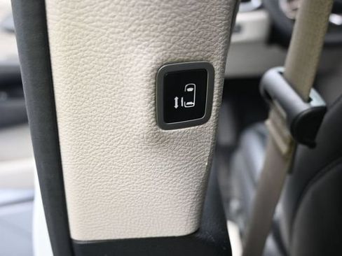 Used 2024 Chrysler Pacifica Limited FWD image 28