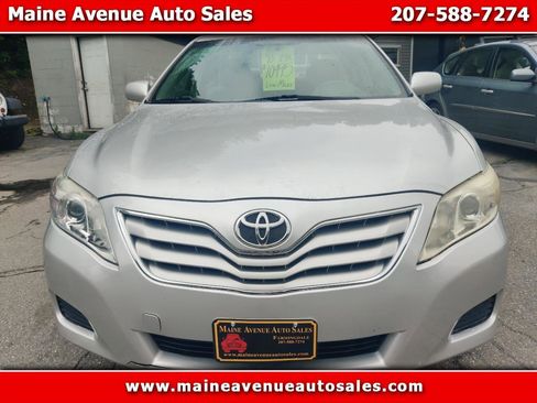 Used 2010 Toyota Camry LE FWD image 1