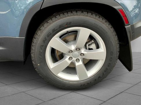 New 2025 Land Rover Defender 110 S image 17