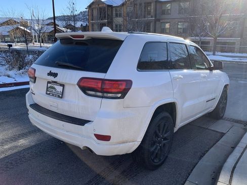 Used 2019 Jeep Grand Cherokee Altitude image 9