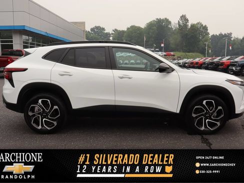 Used 2024 Chevrolet Trax RS w/ Sunroof Package FWD image 1