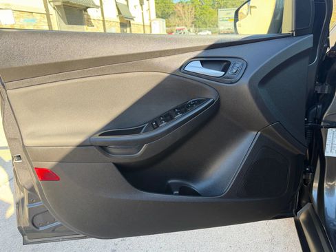 Used 2016 Ford Focus SE w/ SE Cold Weather Package image 12